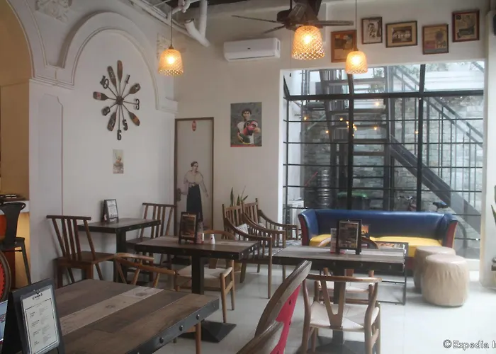 Tambayan Capsule & Bar