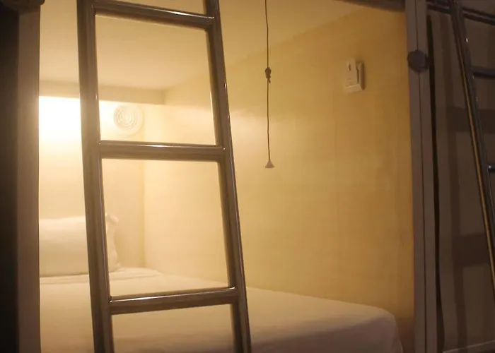 Tambayan Capsule & Bar *